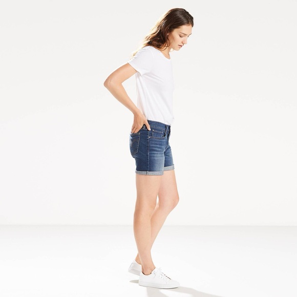 Levi's Pants - 🌷Levi’s Classic Denim Midi Short with stretch in Mid to Dark Wash.Like New